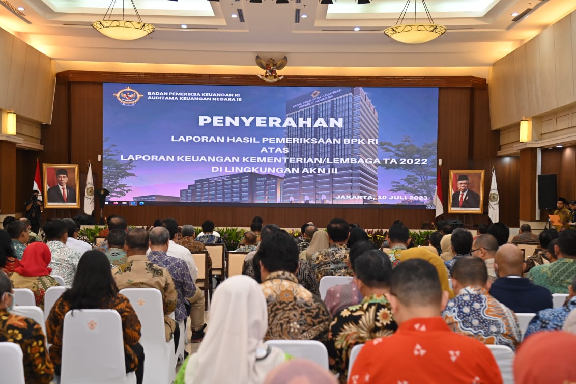 Suasana Penyerahan Laporan Hasil Pemeriksaan BPK RI atas Laporan Keuangan Kementerian/Lembaga Tahun Anggaran 2022 yang dihelat di Gedung BPK RI, Jakarta pada Senin (10/7).